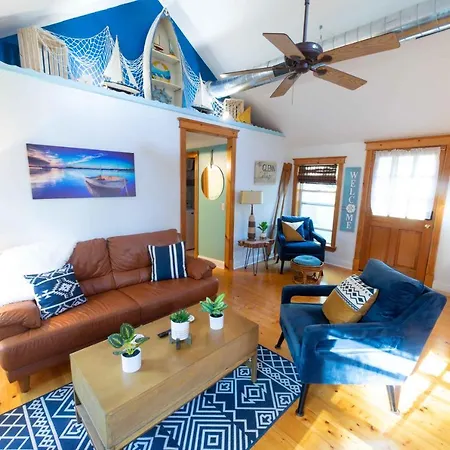 The Charming Glenn Cottage! Walk To Lake Michigan!